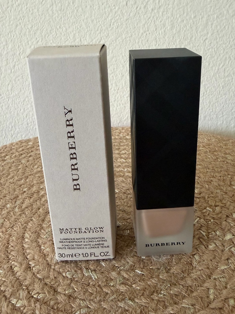 Burberry Matte Glow Foundation Deep Neutral No. 90